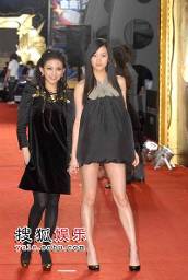 图:戴佩妮辫子头野性 弦子玉腿修长