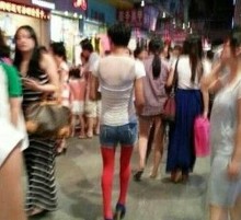 男子穿红<em>丝袜脚</em>踩 恨天高 网友:毁三观(图)-新闻