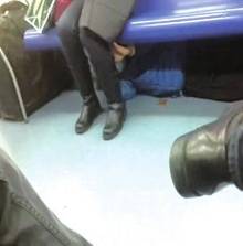 男子躲地铁座位下 伸手偷摸<em>黑丝美女大腿</em>(图)【