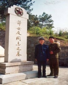去年5月初,大女儿许道江请专家去新县为父亲评估病情,不料许光当场