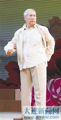 小图钱浩梁,曲素英宝刀不老,演唱《白毛女》选段.周卫兵摄