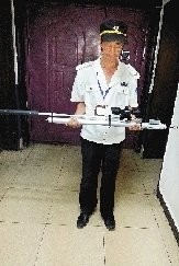 男子楼顶玩高压气枪 居民窗户被击穿出(图)