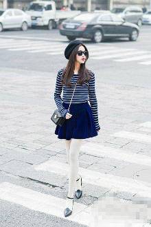 天凉了也得露大腿!小短裙配黑丝搭出诱惑女人