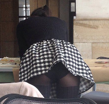 狐诌537季-帮美女同事穿丝袜