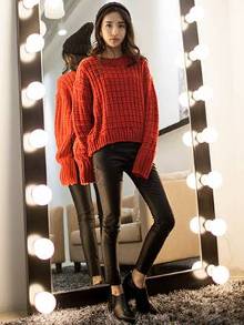 蝙蝠袖<em>套头毛衣</em> 长<em>皮裤</em> 粗跟及踝靴 针织帽 街拍