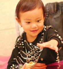 李小璐<em>母女</em>齐上阵 甜馨儿大玩制服<em>诱惑</em>-自媒体