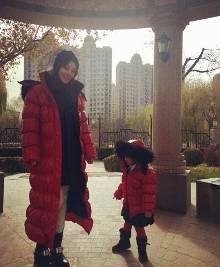 李小璐<em>母女</em>齐上阵 甜馨儿大玩制服<em>诱惑</em>-自媒体