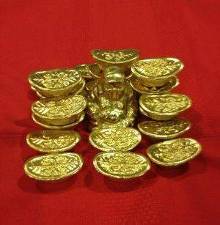 刘姓夫妇15万元买进的金元宝与金佛像,结果都是不值钱的破铜烂铁.
