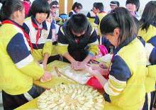 城阳区第三实验小学相关负责老师介绍说,不少学生是第一次包饺子