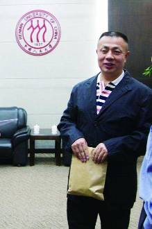 人大原招生处长受贿千万被捕 办假护照出逃(图