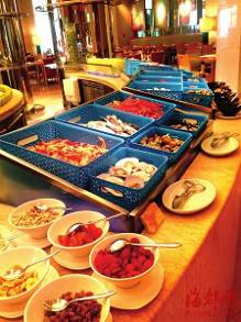 取食无限制 自助餐浪费不少(组图)