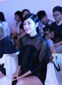 唐艺昕帅气现身秀场:<em>女生不</em>剪一次短发白活了