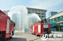 黄岛汽车站应急演练:新型防暴枪网住 歹徒 (图