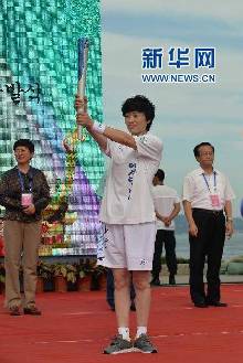2014仁川亚运会圣火在中国威海传递(组图)