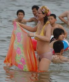 女人竟然穿着透明内裤去游泳