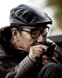 杭州一老人去修手机,年轻女店员打开一看,被惊