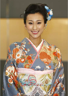 浅田舞和服亮相惊艳 不穿内裤引发热议