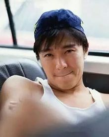 来看看身家十几亿的周星驰开啥车,看完我很惭