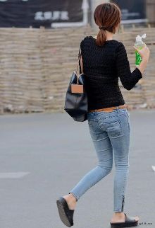 <em>街拍</em>:<em>牛仔</em>裤性感美女组图-新闻频道-手机搜狐