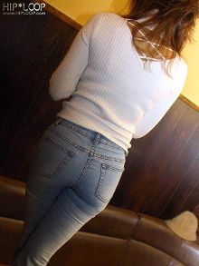 街拍:牛仔裤性感美女组图-新闻频道-手机搜狐