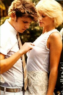 为什么男人喜欢摸女人的胸部?太现实了!