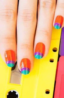 想在结婚当天艳惊四座?美甲配捧花,从小细节来