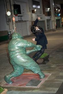 日本<em>女人被打屁屁</em>还那么开心 雕像被玩哭了-新