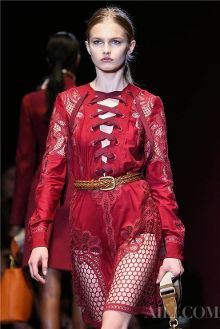 不管仙女还是欲女 一条<em>蕾丝</em>裙让你四季如春【