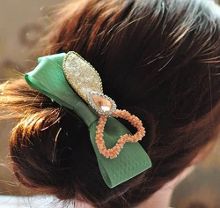 不想<em>换发型</em>又嫌发型太单调?教你<em>如何用</em>发饰弄