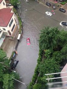 上海暴雨积水严重 启动看海模式
