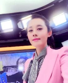 <em>央视女主播</em>李蕊晒<em>性感</em>照胸前春光乍泄-新闻频