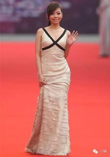 把张靓颖从村姑捧成高逼格女神的男人,她当然