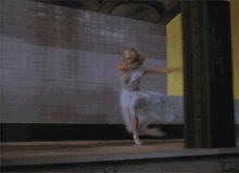 搞笑<em>GIF</em>图片:让你穿这高的鞋子,这些栽了吧-新