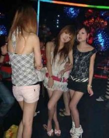 广西官员与两名女大学生玩双飞 大尺度照片曝