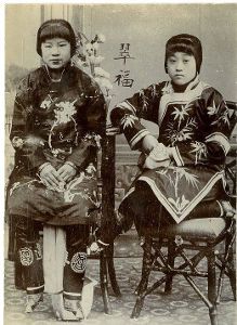 三寸金莲属于古代的审美习俗,它源于