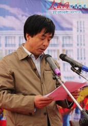 县委副书记孔祥友同志宣读县委,县政府《关于兑现2010-2011学年度教育