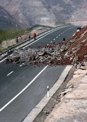 兰海高速甘肃段山体坍塌 部分路中断交通(图)