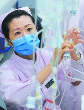 核对完姓名,护士需要在输液瓶挂着的"治疗条"上盖上印有自己名字的章.