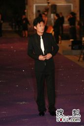余文乐今天这身颇似diorhomme的紧身西装,里头穿了黑衬衫,本来也是
