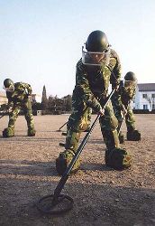 中国工兵进行搜排地雷的训练(资料图片)
