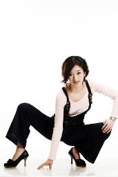 图文:冰舞美女精致秀丽写真 活力美女