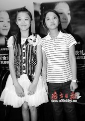电影中的"彩金"与生活中的彭彩金(右)一同出席了首映礼.