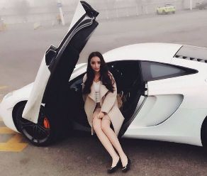 美女约豪车车主蹭拍