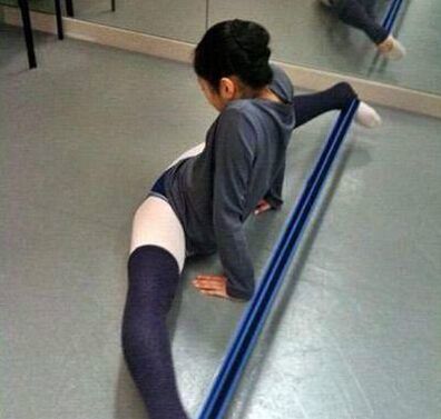 一个马字旁边一人举鞭猜成语_情侣头像一人一个(2)