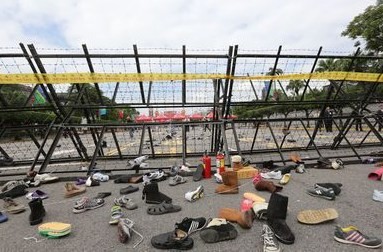 台湾民众抗议新招:抬棺木,丢鞋,撒冥币(图)