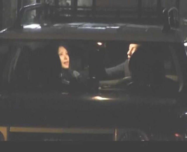 他在夜晚与足球明星谢晖的前妻,名模佟晨洁公开上演激情车震,随后又去