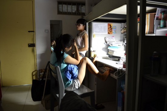 女大学生真实的宿舍生活走红 女汉子彪悍照(图)