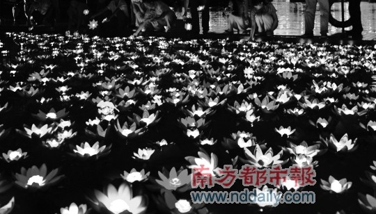 盥洗、赞礼唱、迎神、奠币、初献这些端午节习俗你知道吗?在古代,这都是端午节屈原祭的必行仪式。昨日,一场原汁原味的端午节古仪式在锦绣中华民俗文化村举行。由司献、司祝带领的仪式,邀请观众参与,庄重而典雅。夜晚,景区内翠湖上漂起成千上万盏河灯。莲花灯、烛芯灯、火焰灯、许愿灯、荷花灯随风摇曳,仿佛置身蓬莱仙境。不少情侣购买河灯半成品,一同制作完后放入河中,许下心愿。 南都记者米燕 陈以怀 摄影报道 百童裹粽 端午到,粽香飘。昨日,麦鲁小城儿童职业体验乐园开展粽情欢乐节端午系列主题活动,吸引超过百名小朋友