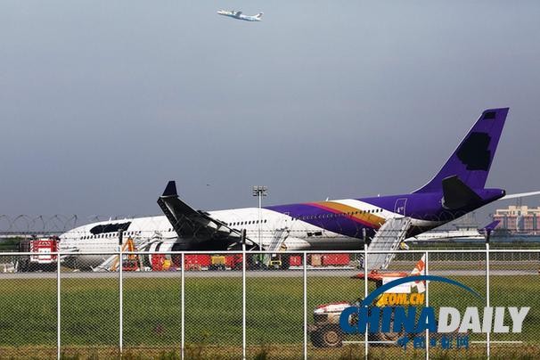 泰国航空公司一架客机因起落架故障冲出跑道 原标题:泰航为保护公司形象客机失事后竟涂黑机身标志 9月8日晚,泰国航空公司一架客机降落曼谷机场时,因起落架故障冲出跑道,14名乘客受伤。令人惊奇的是,泰航为了保护公司形象,事后竟涂黑机身泰航标志。泰航解释,行为是根据国际航空联盟星空联盟危机处理指导方针。 这架由广州出发、编号TG679的泰航客机,当地时间8日深夜11时降落曼谷苏凡纳布国际机场时滑出跑道,冲入草地,机腹着地。机上乘客要用逃生滑梯紧急疏散,最少14人受伤送院。出事的A330-300型空中巴士,载有
