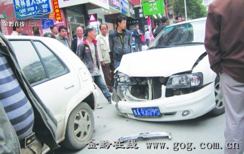 贵阳百花山路白色轿车先撞小孩再伤两车(图)